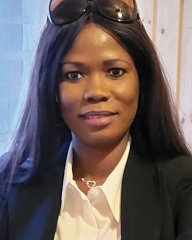 Portrait de votre hôtesse, souriante, en veste noire