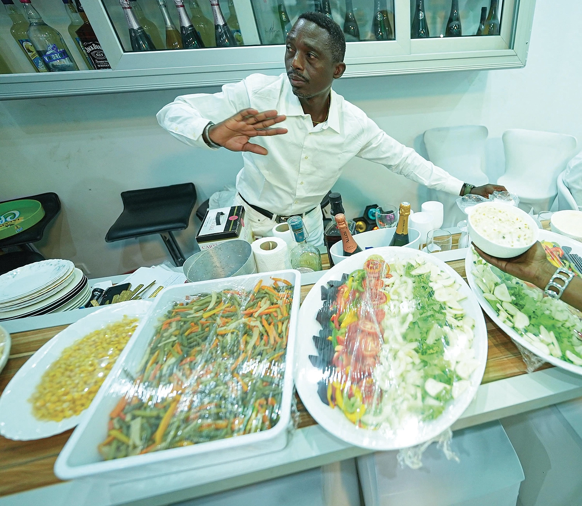 Buffet du restaurant : plats de crudités colorées et de haricots verts servis au comptoir