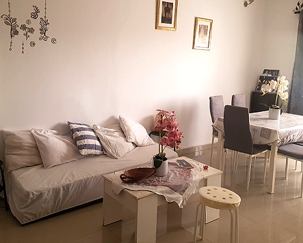 Séjour aux murs clairs : canapé blanc, table à manger et suspension